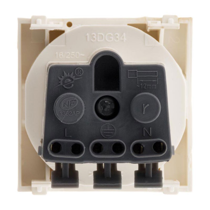 135019 SIMPLEA SOCKET 2P+T WHITE MATT