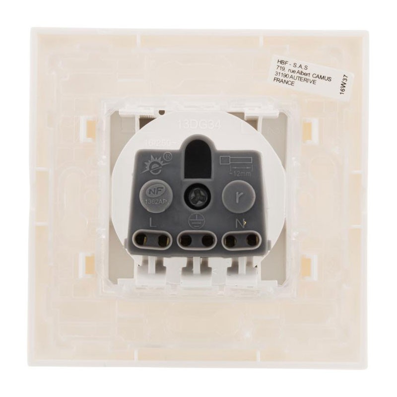 135618 SIMPLEA SOCKET 2P+T MOUNT WHITE