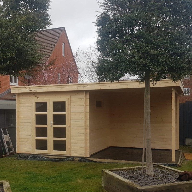 BRENDA CHALET + 28MM RUNDHOLZ-SEITENMARKISE